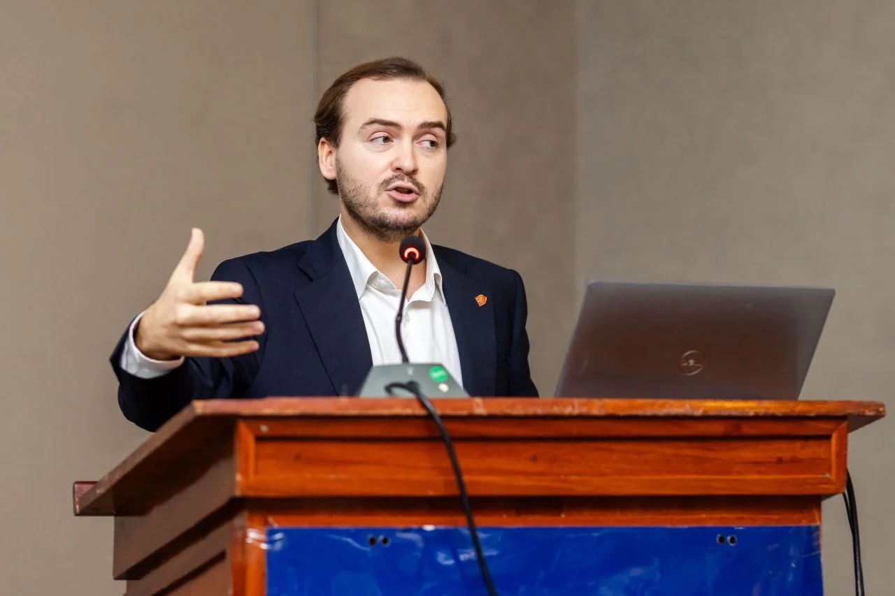 Henrique Pita Barros presenting at a lectern